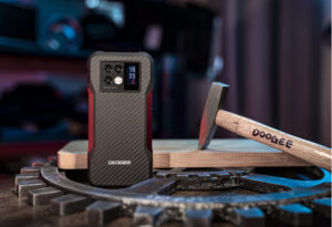 На российском рынке появилась новинка Doogee V20 – главный претендент на звание самого “неубиваемого” телефона 2022 года